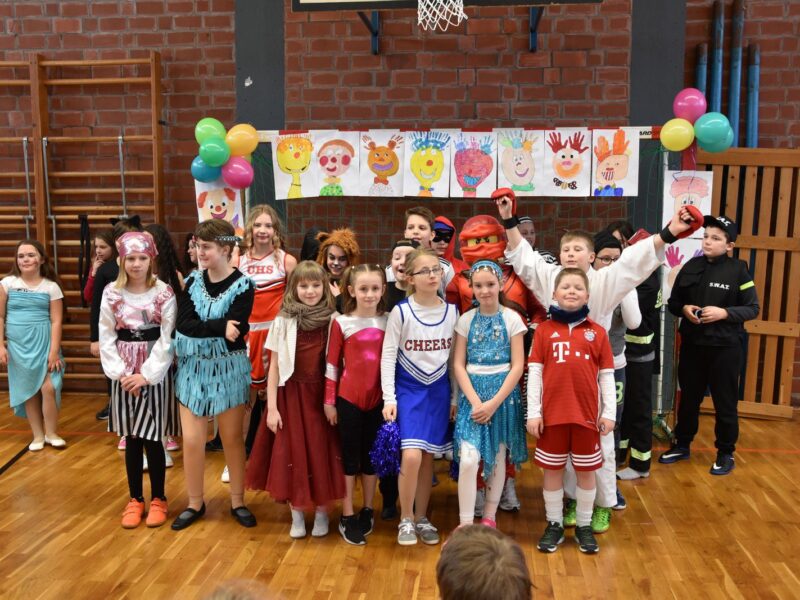 Verkleidete Kinder beim Schulfasching in der Turnhalle