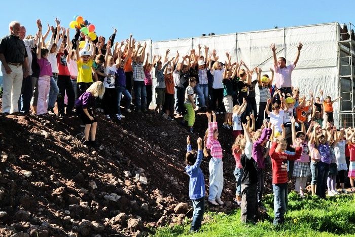 Kinder beim Anlegen des Schulgartens