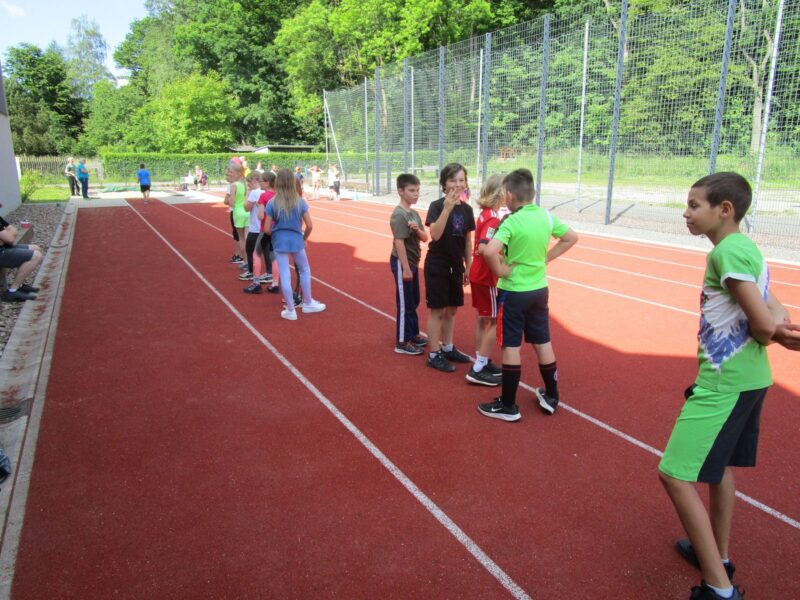 Kinder auf der Laufbahn