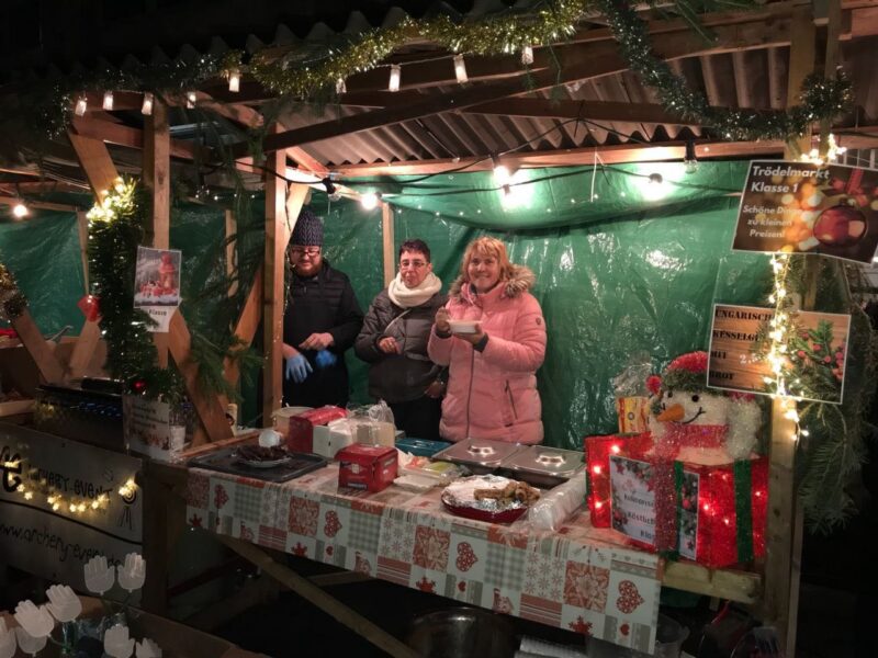 Stand der Schule auf dem Weihnachtsmarkt