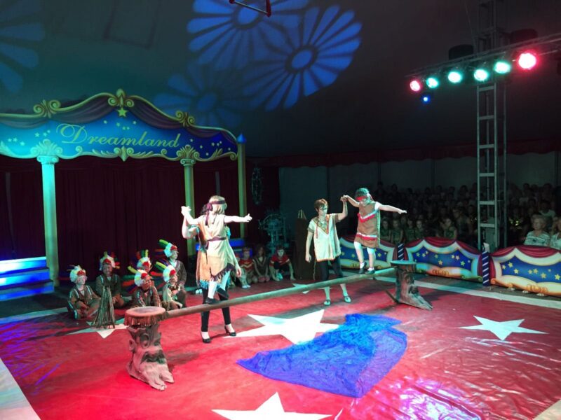 Kinder treten beim Zirkusprojekt in der Manege auf
