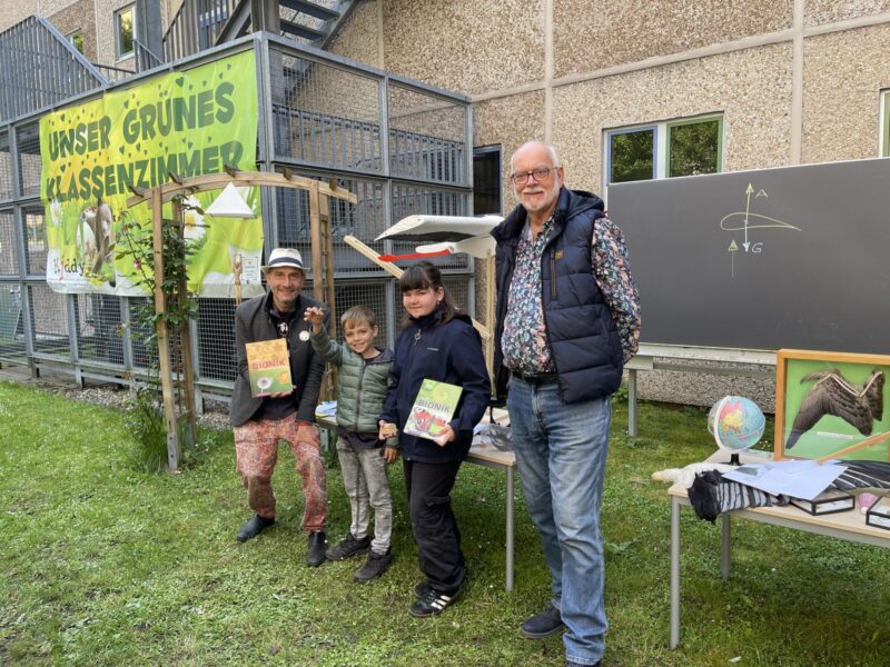 Das grüne Klassenzimmer im Schulgarten mit Tafel und Hochbeeten