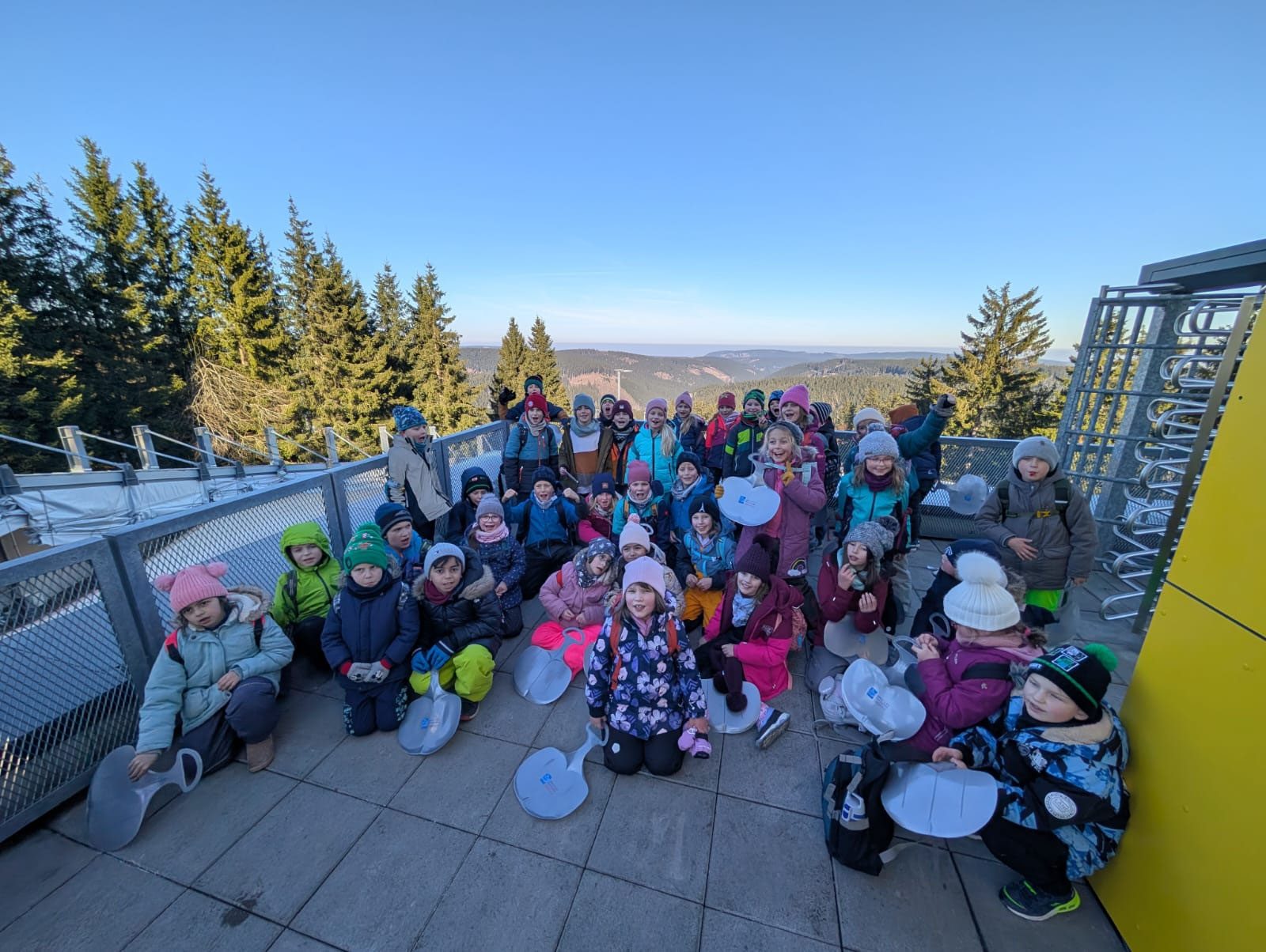 Eine Klasse auf der Aussichtsplattform in Oberhof