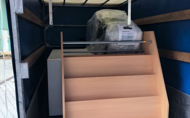 Möbel für die neue Schulbibliothek im Transporter