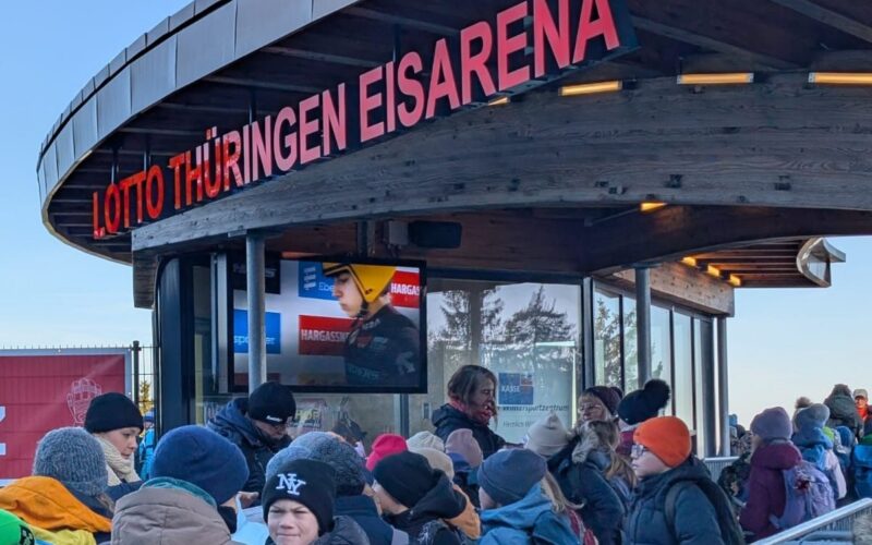 Unsere Rodelmannschaft vor der Eisarena in Oberhof