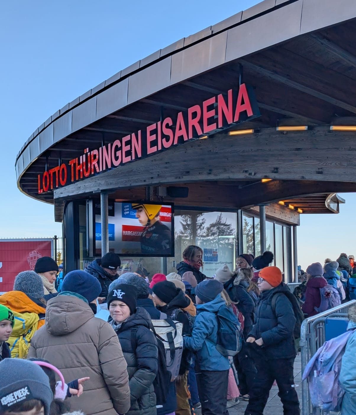 Unsere Rodelmannschaft vor der Eisarena in Oberhof