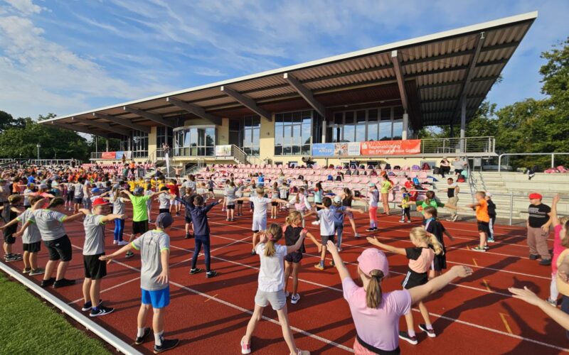 Kinder beim Sportaktionstag im Volksparkstadion Gotha