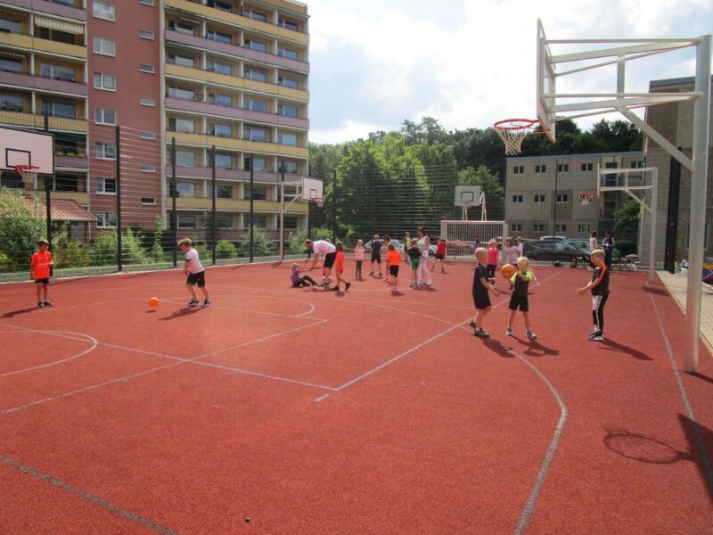 Basketball auf dem Sportplatz